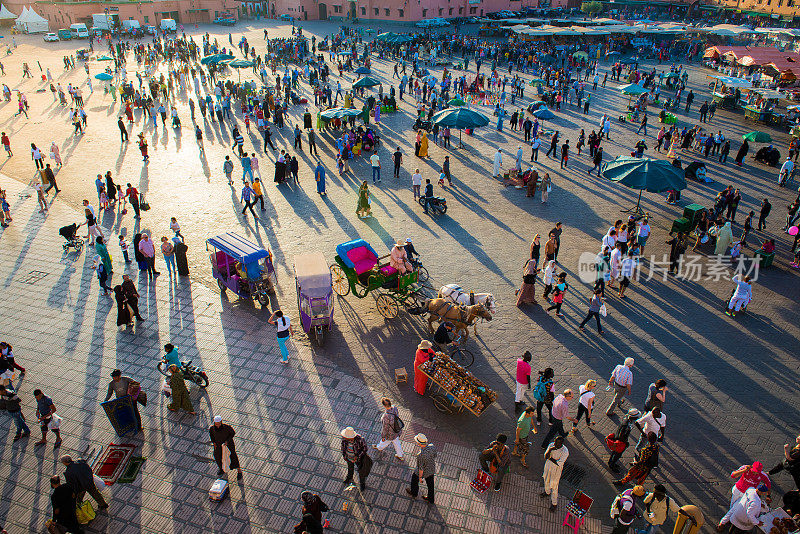 摩洛哥马拉喀什，夜生活和人们在Djemaa El Fna广场上的影子